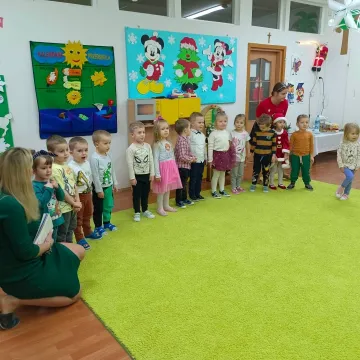 Przedszkolaki z PP nr 10 w Radomsku robiły świąteczne stroiki