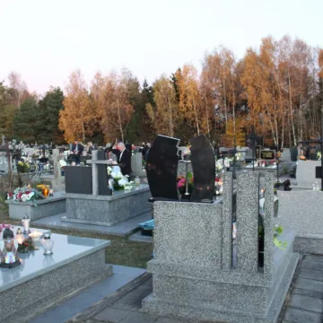 Kamieńsk: Ruch na cmentarzu w przeddzień Wszystkich Świętych