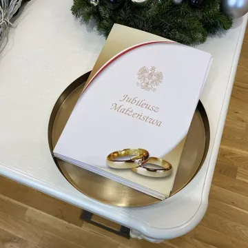 Sześć par uhonorowanych medalami za długoletnie pożycie małżeńskie