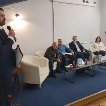 W Radomsku debatowano nad przyszłością starego basenu