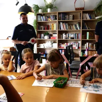 Policjanci pokazali, jak radzić sobie z nieznajomymi i zagrożeniami na drodze