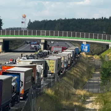 Przewrócona ciężarówka na A1 przygniotła auto osobowe. W środku małe dziecko