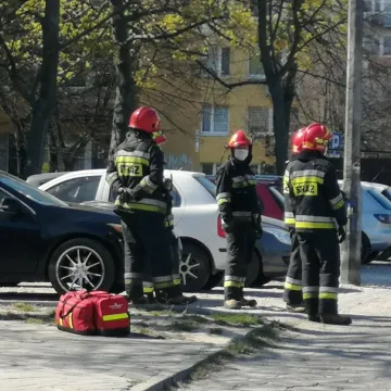Uderzył w słup oświetleniowy, po czym uciekł z miejsca zdarzenia