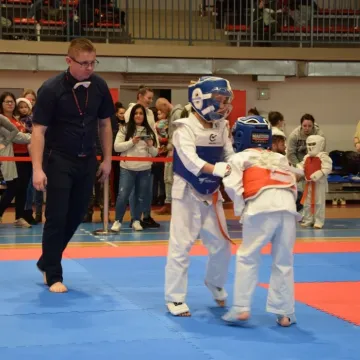 Karatecy na tatami na turnieju w Radomsku