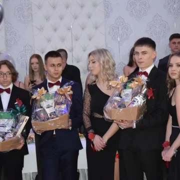 Szampańska zabawa studniówkowa ZSE w Radomsku