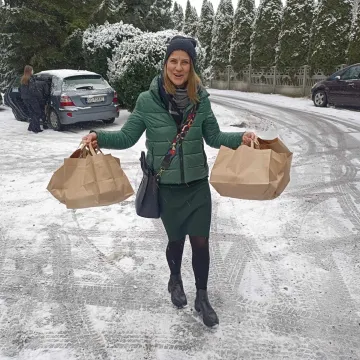 Wolontariusze z Radomska rozdają wigilijne paczki samotnym