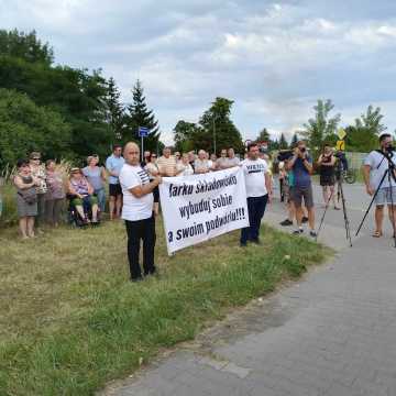 Protest przy ul. Zgoda w Radomsku. Mieszkańcy mówią stanowcze NIE dla  punktu zbiórki odpadów!