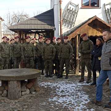 Wojskowi na historycznym spacerze po Przedborzu