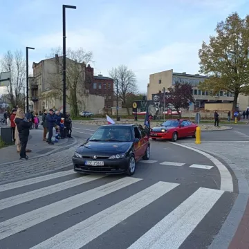 Zlot i parada zabytkowych samochodów w Święto Niepodległości w Radomsku