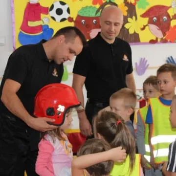 Strażacy szkolą przedszkolaków
