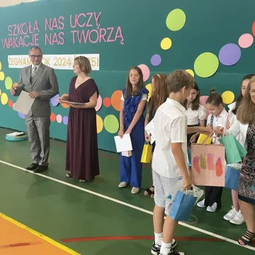 Zasłużone wakacje. Uczniowie „Jedynki” uroczyście zakończyli rok szkolny