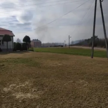 A łąki nadal płoną