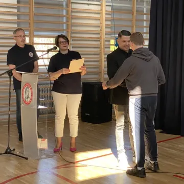 Foto budka, pokazy, poznawanie szkoły. Dzień  Otwarty w ZSP w Kamieńsku