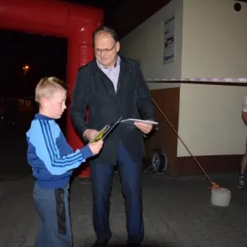 Nocne bieganie po placu targowym 