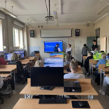 Jak chronić się przed zagrożeniami w sieci? Warsztaty dla seniorów w ZSE-E w Radomsku