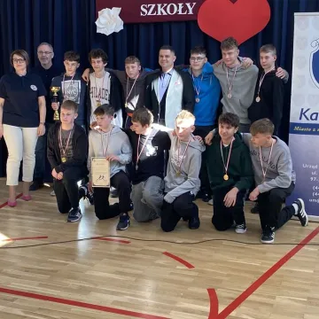 Foto budka, pokazy, poznawanie szkoły. Dzień  Otwarty w ZSP w Kamieńsku