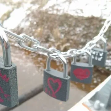 Miłość zamknięta na moście