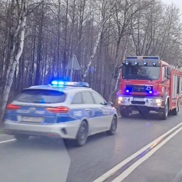 [AKTUALIZACJA] Gm. Kamieńsk: samochód wypadł z drogi i dachował