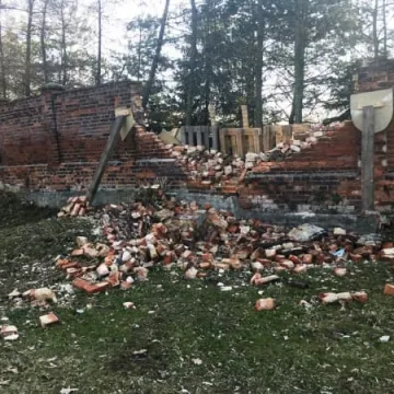 Runął fragment klasztornego muru