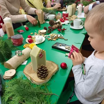 Przedszkolaki z PP nr 10 w Radomsku robiły świąteczne stroiki