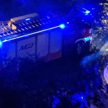 Starsza kobieta na balkonie. Interweniowały służby