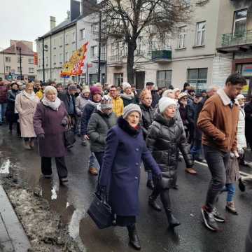 [WIDEO] Orszak Trzech Króli 2025 w Radomsku. „Kłaniajcie się królowie!”