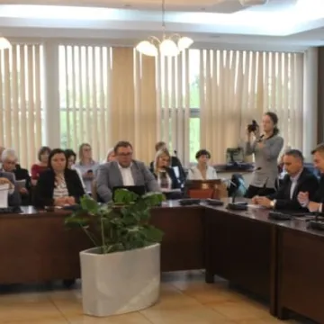 Sesja w powiecie: o zmianach w szkołach, petycjach mieszkańców