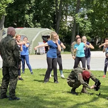 Żołnierze uczą w Radomsku kobiety podstaw samoobrony
