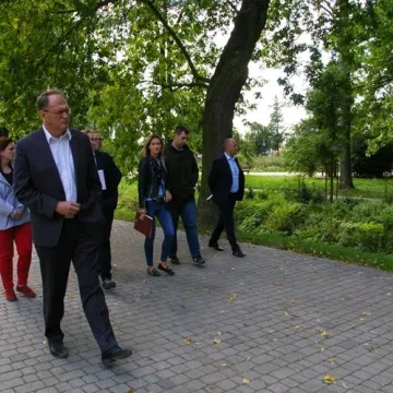 Radny Rączkowski: drzewa w Parku Świętojańskim zagrażają życiu mieszkańców