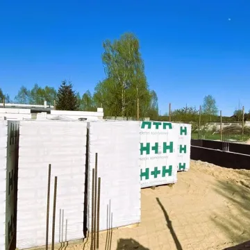 W budowie nowe garaże dla OSP Dąbrówka