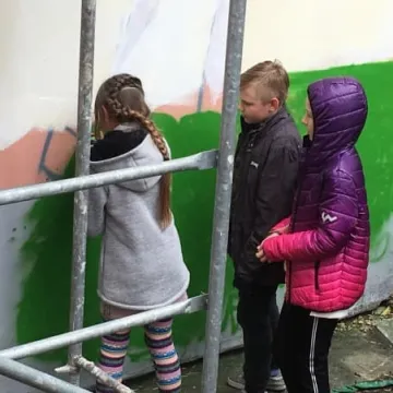 Malowanie muralu w bibliotece rozpoczęte