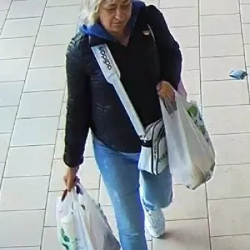 Policjanci poszukują tej kobiety. Jest podejrzana o kradzież portfela