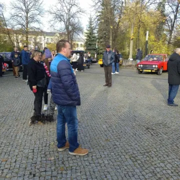 Zlot i parada zabytkowych samochodów w Święto Niepodległości w Radomsku