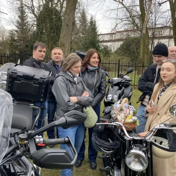 Tłumy motocyklistów i mieszkańców w Strzałkowie. Kolejna Moto Święconka za nami