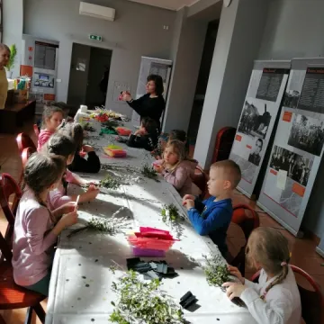 Dzieci tworzyły wielkanocne palmy