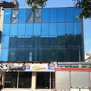 Szyby spadają na chodnik przy ul. Krakowskiej