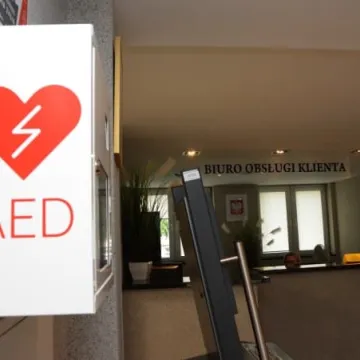 Defibrylator zamontowany w budynku starostwa 