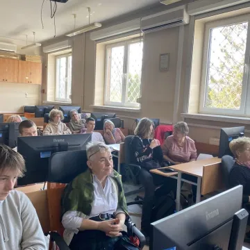 Jak chronić się przed zagrożeniami w sieci? Warsztaty dla seniorów w ZSE-E w Radomsku