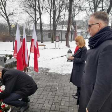 Uroczyste złożenie kwiatów przez władze z okazji 80. rocznicy wyzwolenia Radomska