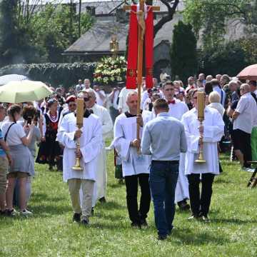 Tłumy wiernych na „Kąpiółce” w Gidlach