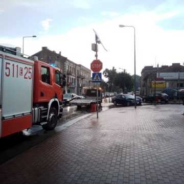 Wypadek z udziałem dwóch aut na skrzyżowaniu Tysiąclecia i Wyszyńskiego