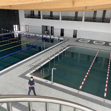 Wykonawca basenu w Radomsku: Urząd Miasta chce zniszczyć moją firmę. Władze miasta odpierają zarzuty