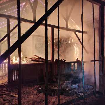 W Szczepocicach Rządowych ogień strawił drewnianą stodołę