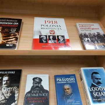 Wystawa „Listopadowe dni - 1918”  dostępna w Miejskiej Bibliotece Publicznej w Radomsku