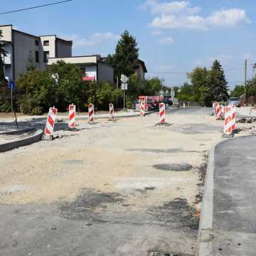 Urzędnicy przypominają, że ul. Łokietka w Radomsku to jeszcze plac budowy. I proszą o cierpliwość