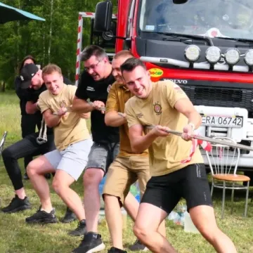 Strażacki piknik rodzinny w Dąbrówce zintegrował mieszkańców