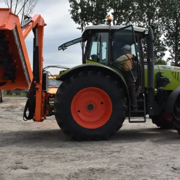 Gm. Bełchatów: gminna spółka z nowoczesną kosiarką i ciągnikiem