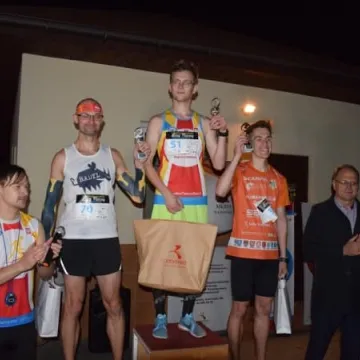 Nocne bieganie po placu targowym 