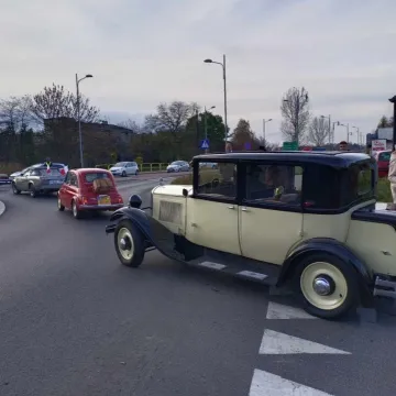 Zlot i parada zabytkowych samochodów w Święto Niepodległości w Radomsku