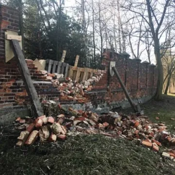 Runął fragment klasztornego muru